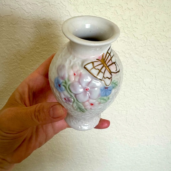 Decorative Porcelain Vase 🦋 - Picture 3 of 5